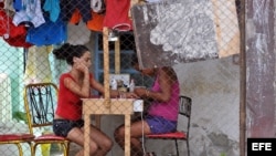 Una mujer se hace la manicure, en un negocio privado.