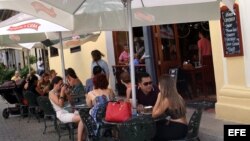Varios turistas almuerzan en un restaurante privado en La Habana (Cuba).