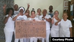 Damas de Blanco antes de salir de la sede del movimiento, en Lawton, La Habana.