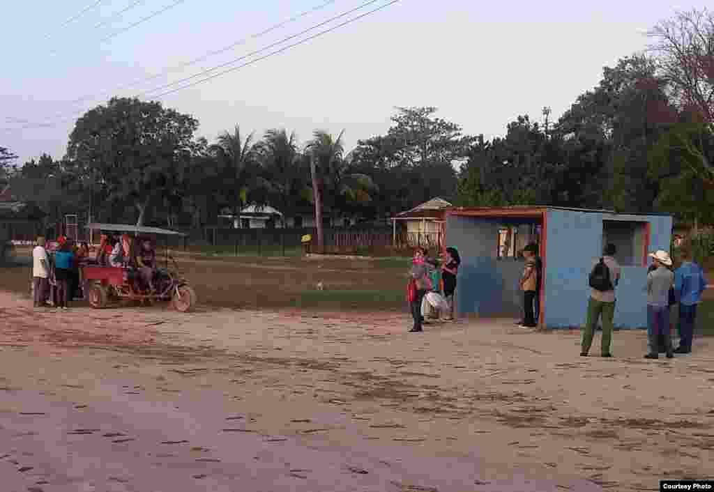 Los trabajadores de la cooperativa Los Cristales, en Sancti Spíritus, se trasladan a Jatibonico en un "rikimbili", vehículo improvisado para la transportación de pasajeros. (Foto: Vladimir Rios Cruz)