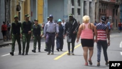 Agentes del orden en las calles de La Habana.