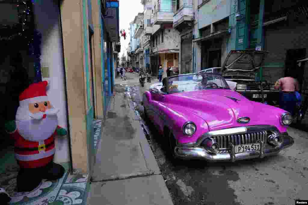 Un Santa Claus inflable a la entrada de un negocio en La Habana. REUTERS/Alexandre Meneghini