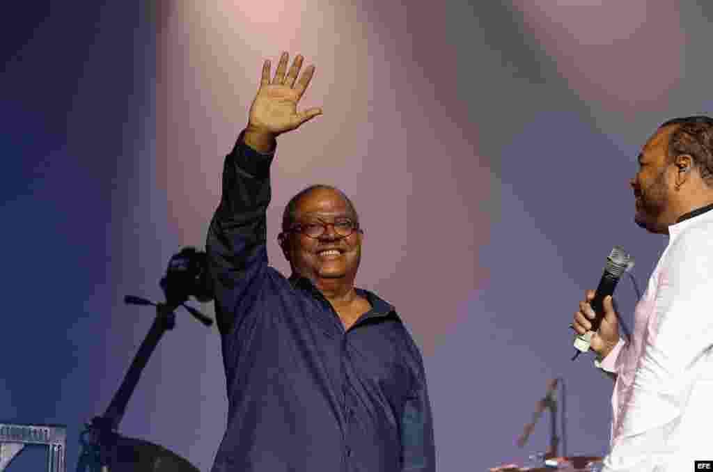 El cantautor Pablo Milanés (i) se despide luego de cantar con el cantante y compositor cubano Pancho Céspedes.