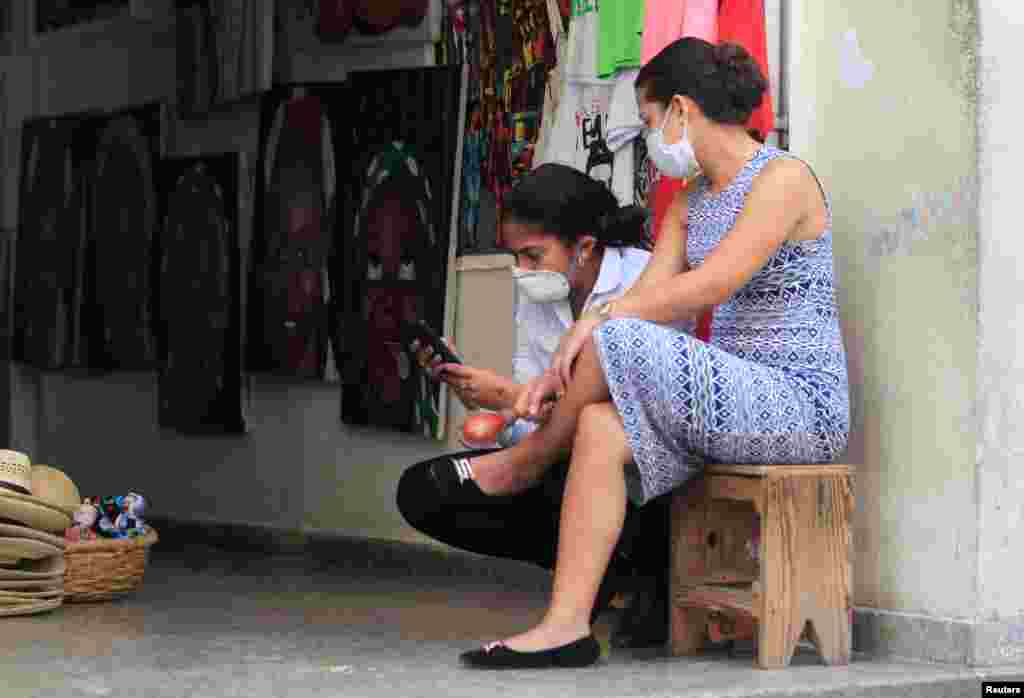 Vendedoras se protegen del contagio usando máscaras. REUTERS/Stringer