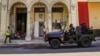 La policía de las fuerzas especiales patrulla las calles de La Habana, el 21 de julio de 2021. (Foto AP / Eliana Aponte)
