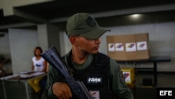 Un soldado de la Guardia Nacional Bolivariana (GNB) resguarda un centro electoral en Barquisimeto.