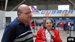 Dagoberto Valdés despidiendo en el 2009 a la Dr. Hilda Molina