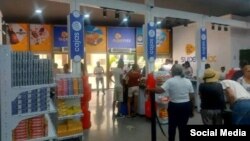 Nueva tienda en dólares en el edificio Focsa, en La Habana.