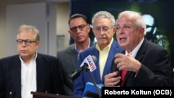 Tomás Regalado (der) agradece a los cineastas Eduardo Palmer (centro) y Orlando Jiménez Leal (izq.)