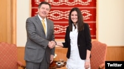 El canciller chileno Roberto Ampuero junto a la opositora cubana Rosa María Payá.