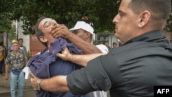 El periodista independiente Lázaro Yuri Valle fue sometido por las autoridades en plena vía pública.