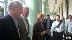 El senador demócrata Patrick Leahy por Vermont, junto a Debbie Stabenow y Chris Van Hollen.