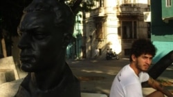 Raymar Aguado, crítico de arte cubano, enfrenta amenazas por apoyo a protestas estudiantiles Raymar Aguado, crítico de arte cubano, enfrenta amenazas por apoyo a protestas estudiantiles