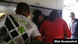 Cubanos en Islas Caimán son repatriados a Cuba.