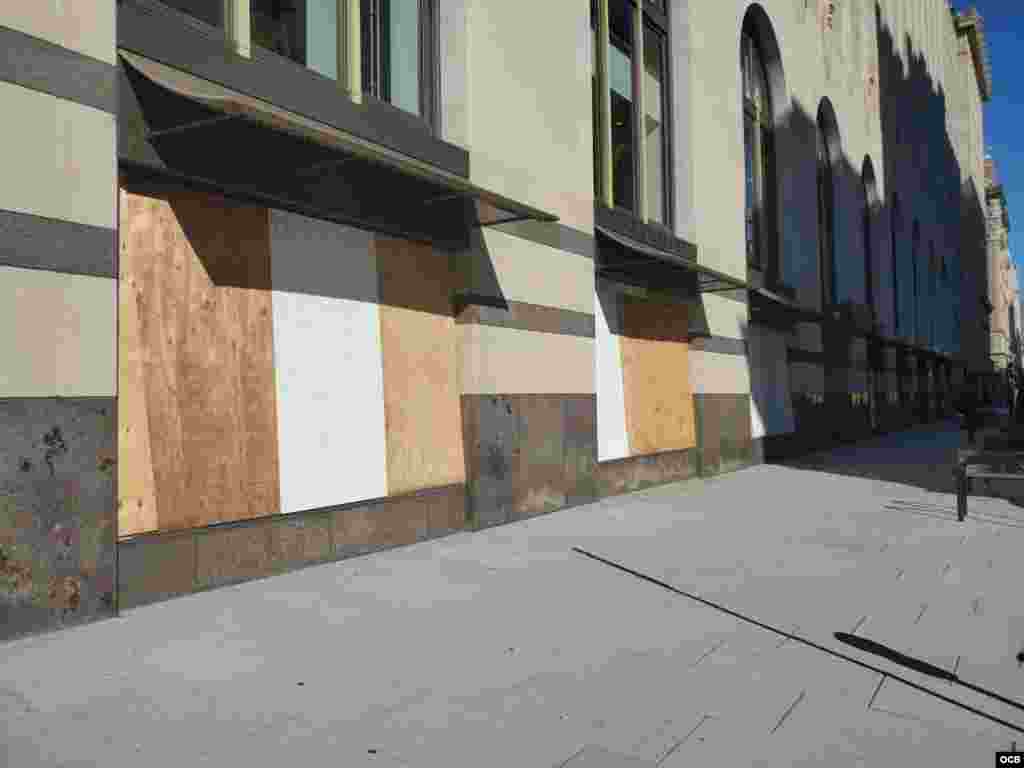 Edificios gubernamentales con sus fachadas, persianas y puertas con tablas de madera.