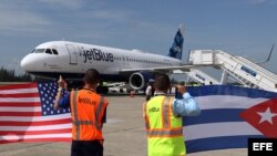 Un avión de la aerolínea estadounidense Jet Blue llega al aeropuerto Abel Santamaría de la ciudad de Santa Clara.