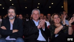 Abel Prieto, Miguel Díaz-Canel y su esposa (i-d).