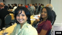 Karina Galvez Chiu y Laritza Diversent en la conferencia. Foto cortesía Ofelia Oviedo.