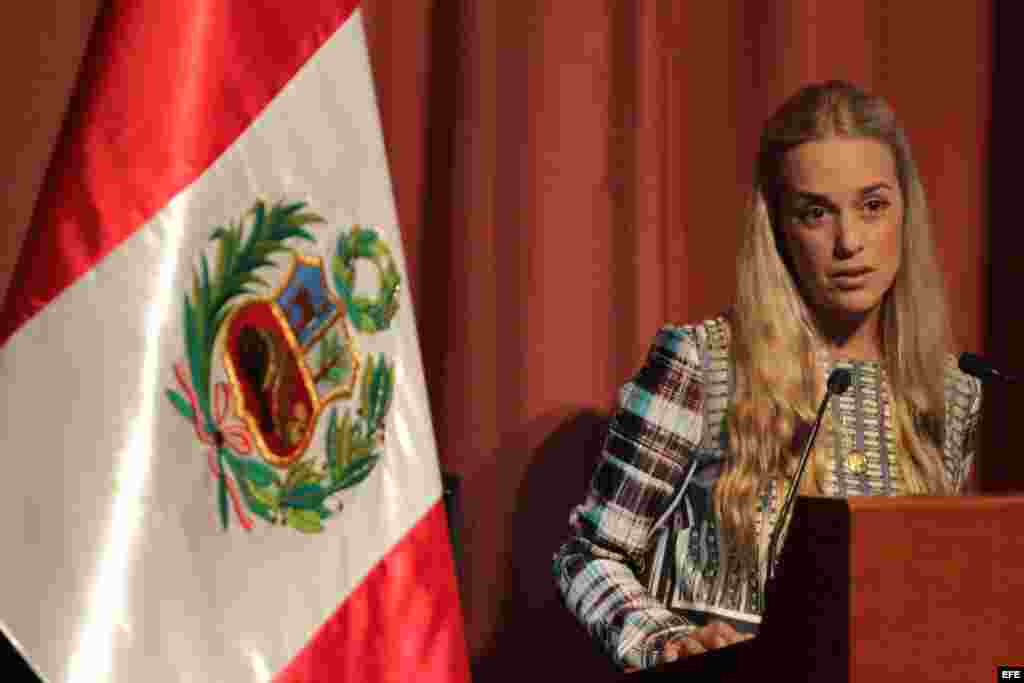 La esposa del líder opositor venezolano preso Leopoldo López, Lilian Tintori, habla hoy, jueves 26 de marzo de 2015, en la Universidad de Lima (Perú).