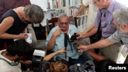 Raúl Rivero habla a medios de prensa en Cuba tras ser excarcelado en 2004. REUTERS/Claudia Daut