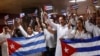 Médicos cubanos llegan al Aeropuerto Internacional José Martí de La Habana el sábado procedentes de Bolivia (Foto: Reuters).