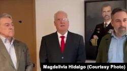 De izquierda a derecha: el eurodiputado Hermann Tertsch, el presidente del PRC, Ibrahim Bosh y Santiago Abascal, el líder de Vox.