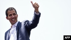 juan Guaidó saluda a sus seguidores durante una manifestación multitudinaria en Caracas, el 2 de febrero.