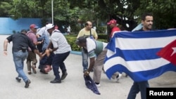 El arresto del periodista independiente Yuri Valle el 10 de diciembre de 2015 cuando cubría una manifestación por el Día Internacional de los Derechos Humanos. REUTERS/Alexandre Meneghini