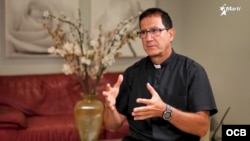 El padre Alberto Reyes, en entrevista exclusiva con el periodista Mario Pentón, para Martí Noticias.