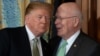 El presidente Donald Trump conversa con el senador demócrata Patrick Leahy. SAUL LOEB / AFP