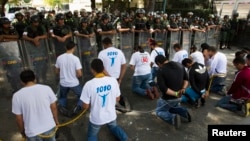 Estudiantes venezolanos protestan frente a la embajada cubana en Caracas, Venezuela.