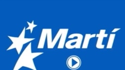 Pasajeros y visitantes se abanican en aeropuerto de La Habana Pasajeros y visitantes se abanican en aeropuerto de La Habana