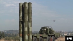 Sistema de misiles de defensa S-400 en la base aérea de Hmeymim a las afueras de Latakia (Siria).