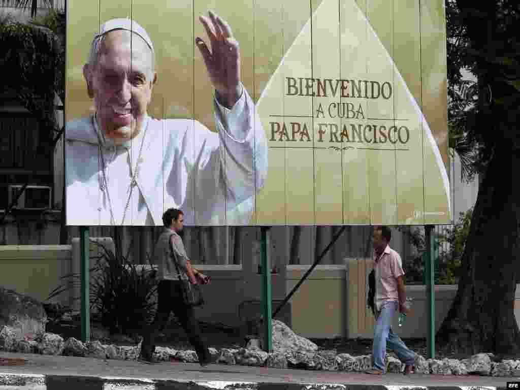 Vista de un cartel de bienvenida con la imagen del papa Francisco en La Habana. EFE