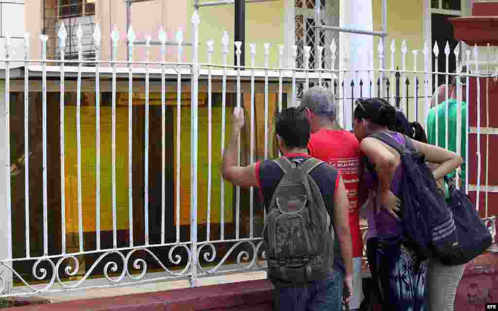 Los cubanos necesitan visa para viajar a la gran mayoría de países, salvo una decena, entre ellos islas del Caribe. En 2012, más de 46.000 cubanos emigraron legalmente.