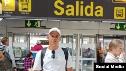 Luis Robles Elizástigui sale al exilio. (Facebook/Manuel Alonso)