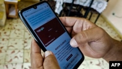 Un cubano chequea su celular en una tienda de La Habana.