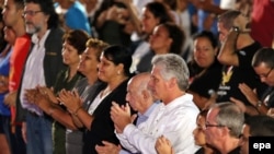 Miguel Díaz-Canel (4d) y José Ramón Machado Ventura (5d) en el homenaje a Fidel Castro.