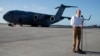 Elliott Abrams en la base aérea de Homestead.