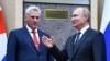 El presidente ruso Vladimir Putin señala al gobernante cubano Miguel Díaz Canel, en la visita de este a Moscú, en octubre de 2019. (Alexander Nemenov/Pool vía AP)