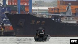 Vista del barco norcoreano Chong Chon Gang atracado en el muelle Manzanillo de la caribeña ciudad de Colón (Panamá).