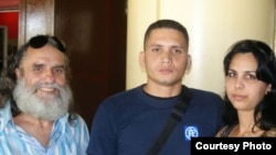 En la imagen, el autor del blog Agustín López, junto a Eliecer Avila y una amiga.