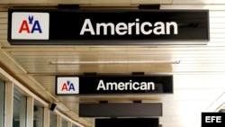 Carteles de American Airlines en el Aeropuerto de LaGuardia, en New York.