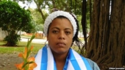 Jaqueline conversa con Zaqueo Báez desde la prisión en que está encerrada Jaqueline conversa con Zaqueo Báez desde la prisión en que está encerrada