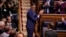 El presidente del Gobierno español en funciones, Pedro Sánchez y diputados socialistas aplauden tras ser elegido para formar un nuevo gobierno en el Parlamento español en Madrid, España el 16 de noviembre de 2023. (AP Photo/Manu Fernández)