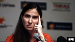 Yoani Sánchez, autora del blog "Generación Y", habla durante una rueda de prensa el 19 de febrero de 2013, en Feira de Santana (Brasil).