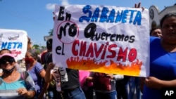 Simpatizantes del líder opositor Freddy Superlano, sostienen una pancarta con un mensaje que dice en español: "En Sabaneta no queremos el chavismo", en referencia a la política del fallecido presidente Hugo Chávez, durante una protesta en Barinas, Venezuela. Diciembre 4 de 2021.