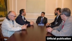 Rafael Guarín, alto consejero presidencial para la Seguridad Nacional de Colombia reunido con Comisión JusticiaCuba. A su izquierda el presidente de la Comisión JusticiaCuba, Rene Bolio y el expreso político cubano Luís Zuñiga. A su derecha el asesor de