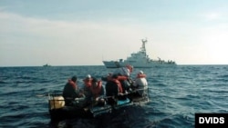 Balseros rescatados en alta mar por la Guardia Costera de EE UU.