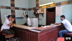 Dos hombres beben en un pequeño bar estatal en La Habana (Cuba).